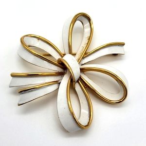 Vintage Trifari pin